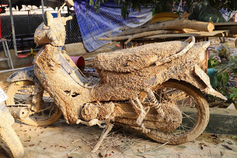 Những phương tiện của người dân sau bão lũ. sau-bao-lu-15322.jpg