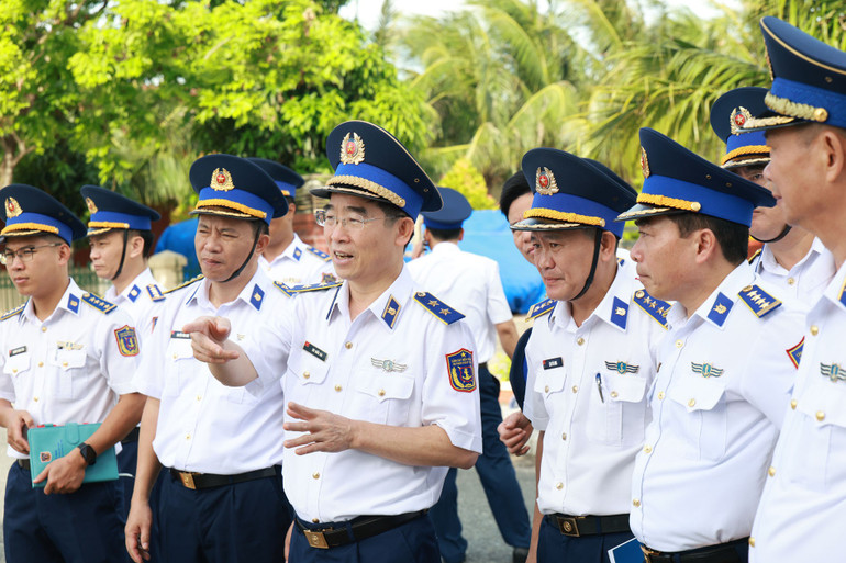 Generalløytnant Bui Quoc Oai roste innsatsen til enhetens offiserer, stab og soldater. 4.jpg