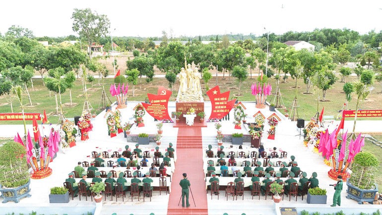 “Tượng đài chiến sĩ” Trung đoàn 143 được khánh thành trước thềm Đại hội đại biểu Đảng bộ Quân khu 5. z6925272605317-94f55aeb6b85846105b85fa4c9490694.jpg