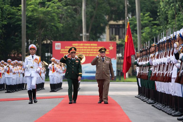 Đại tướng Phan Văn Giang, Ủy viên Bộ Chính trị, Phó Bí thư Quân ủy Trung ương, Bộ trưởng Quốc phòng và Thượng tướng Álvaro López Miera, Ủy viên Bộ Chính trị, Bộ trưởng Các lực lượng vũ trang cách mạng Cuba duyệt đội hình danh dự. z6973775634918-dc22ce8fa94459c9bb828189e02941db.jpg