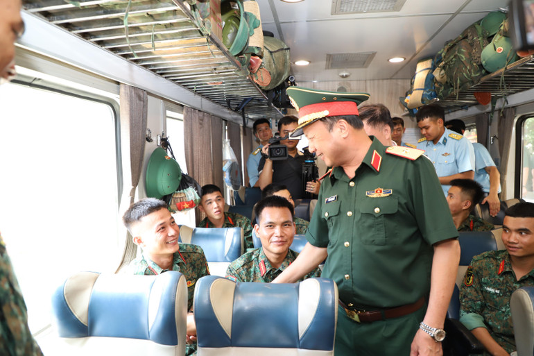 Thiếu tướng Phùng Ngọc Sơn động viên các lực lượng tham gia diễu binh, diễu hành trước khi về đơn vị công tác. z6972673313478-7f3cb243d427780181b0675823a89a6d.jpg