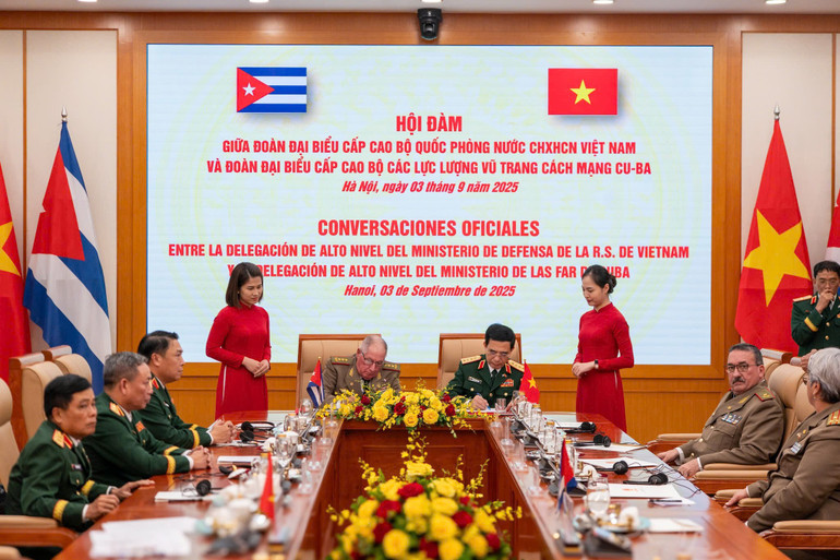 Đại tướng Phan Văn Giang, Ủy viên Bộ Chính trị, Phó Bí thư Quân ủy Trung ương, Bộ trưởng Quốc phòng và Thượng tướng Álvaro López Miera, Ủy viên Bộ Chính trị, Bộ trưởng Các lực lượng vũ trang cách mạng Cuba ký kết văn bản ghi nhớ. z6973775670854-d90bda9a68d85ec10a75ac3295434e65.jpg