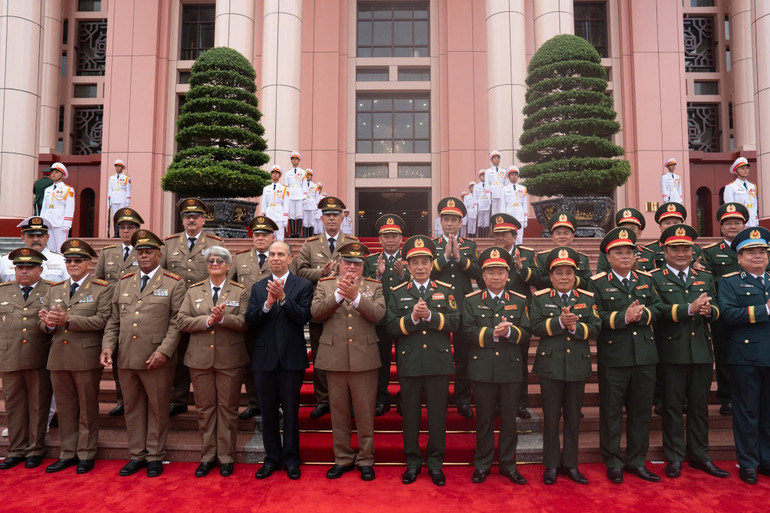 Đại tướng Phan Văn Giang, Ủy viên Bộ Chính trị, Phó Bí thư Quân ủy Trung ương, Bộ trưởng Quốc phòng và Thượng tướng Álvaro López Miera, Ủy viên Bộ Chính trị, Bộ trưởng Các lực lượng vũ trang cách mạng Cuba cùng đại biểu. z6973775645012-d4016582d8627098a3ac9b23df96bbf3.jpg