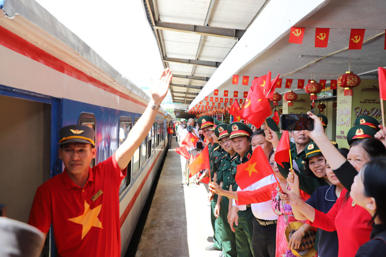 Người dân Hà Nội tiễn các lực lượng tham gia thực hiện nhiệm vụ A80 tại sân ga Hà Nội. z6972673343961-9f3773a7876da8bf7876bb3a6bf72f73.jpg