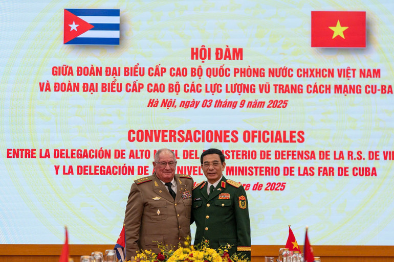 Đại tướng Phan Văn Giang, Ủy viên Bộ Chính trị, Phó Bí thư Quân ủy Trung ương, Bộ trưởng Quốc phòng và Thượng tướng Álvaro López Miera, Ủy viên Bộ Chính trị, Bộ trưởng Các lực lượng vũ trang cách mạng Cuba tại cuộc Hội đàm. z6973775720043-63dca02677bf99284b26b30d166e3758.jpg