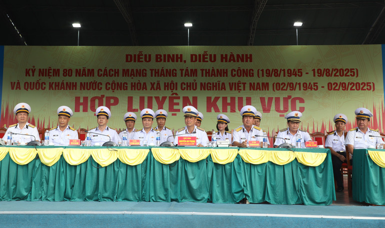 Các đại biểu trong đoàn công tác. 2.jpg