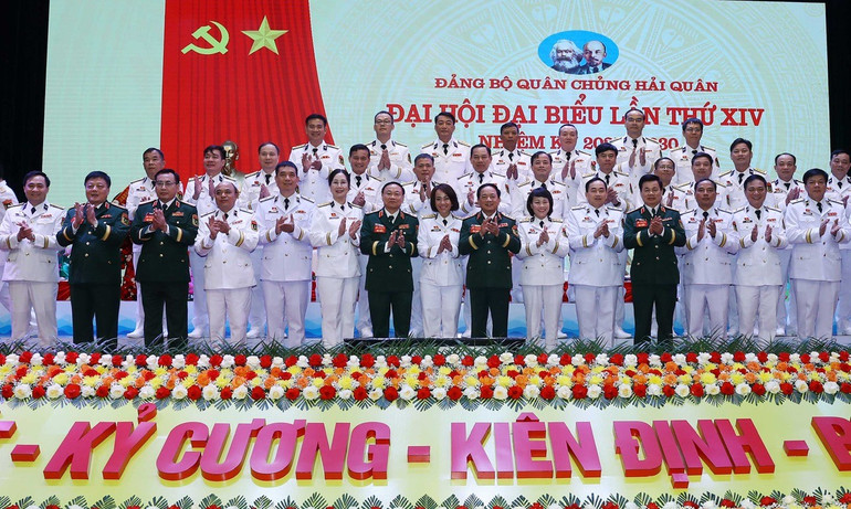 Đại tướng Trịnh Văn Quyết, Bí thư Trung ương Đảng, Ủy viên Thường vụ Quân ủy Trung ương, Chủ nhiệm Tổng cục Chính trị Quân đội nhân dân Việt Nam cùng đoàn đại biểu tại Đại hội. z6830315789584-1e1092a9315aac890ce2efab8e47af78.jpg