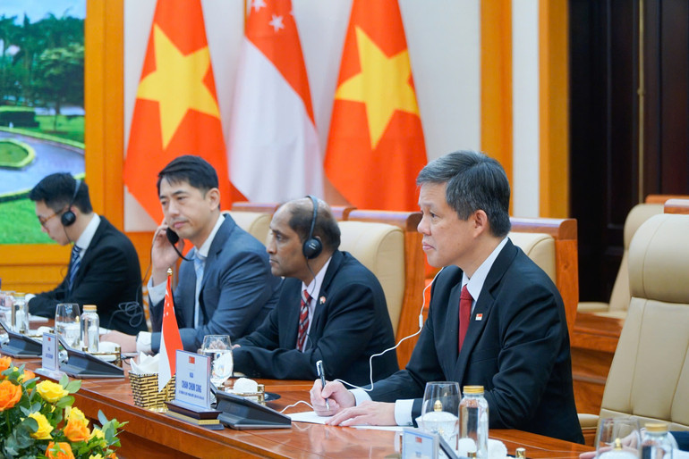Ngài Chan Chun Sing, Bộ trưởng Quốc phòng Singapore cùng các thành viên trong đoàn. z6829090206016-8a9e398c19afaf2159a95227c818c658.jpg