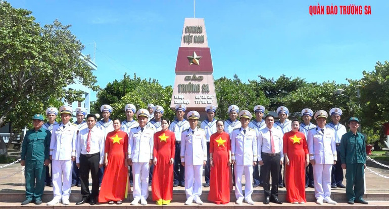 Cán bộ, chiến sĩ Trường Sa chắc tay súng bảo vệ chủ quyền biển, đảo Tổ quốc. (Ảnh: Thế Đại) z6829417289548-a8e42a0a77cc75f0729aead82b2231d0.jpg