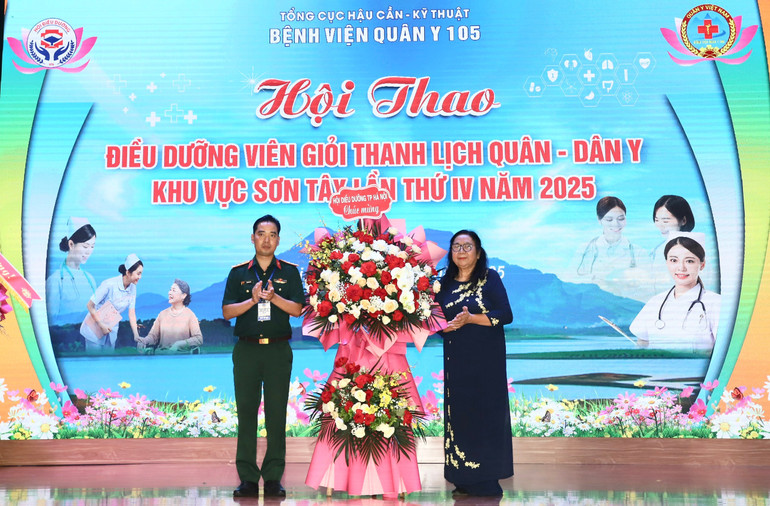 Thầy thuốc Ưu tú Nguyễn Thị Minh Tâm tặng hoa chúc mừng lãnh đạo Bệnh viện Quân y 105. z6830877420248-d99242358a1e374d3a8747bb5e6fd47f.jpg