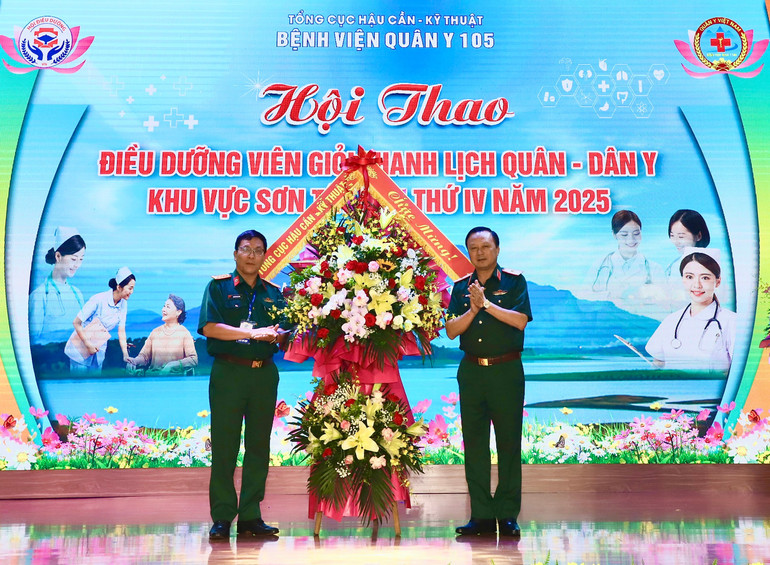 Thiếu tướng Phùng Ngọc Sơn, Phó Chủ nhiệm, Tham mưu trưởng Tổng cục Hậu cần–Kỹ thuật tặng hoa chúc mừng lãnh đạo Bệnh viện Quân y 105. z6830877416119-a11267991f6966a11a5c0b32b9cddfb7.jpg
