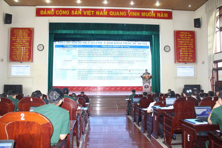 Các cán bộ nghe giới thiệu các nội dung. z6830638862784-09297e8f184288f80612e12df72683bb.jpg
