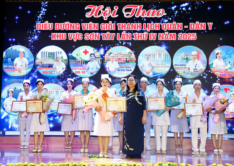 Thầy thuốc Ưu tú Nguyễn Thị Minh Tâm trao thưởng cho cá nhân đạt Giải Xuất sắc. z6830877430228-8c08df6aee7149803ba5f67958b0a51e.jpg
