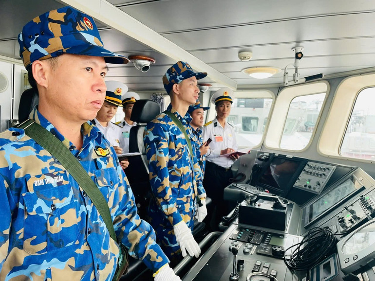 Các tàu trực, chốt trên các vùng biển, đảo luôn chắc tay súng, vững tay lái bảo vệ chủ quyền biển, đảo thân yêu. (Ảnh: Thế Đại) z6829400064616-e19d632414f60a6e73f46ea156d16cb2.jpg