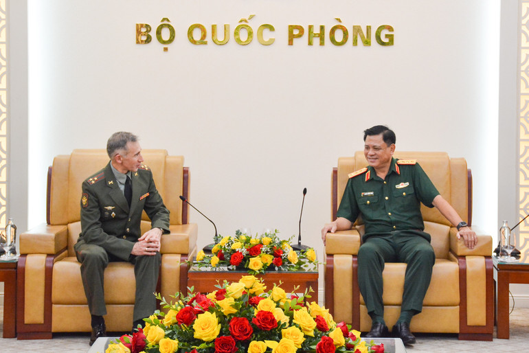 ឧត្តមសេនីយ៍ឯក Nguyen Truong Thang បានទទួលជួបលោកវរសេនីយ៍ឯក Belosludtsev Sergey Vladimirovich ។ bqp-gap-nga-5059.jpg