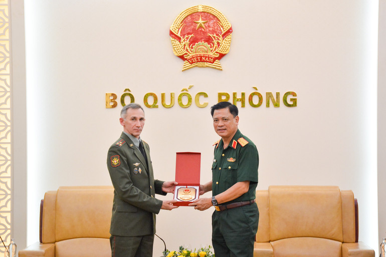 ឧត្តមសេនីយ៍ឯក Nguyen Truong Thang បានប្រគល់វត្ថុអនុស្សាវរីយ៍ជូនលោកវរសេនីយ៍ឯក Belosludtsev Sergey Vladimirovich។ bqp-gap-nga-5074.jpg