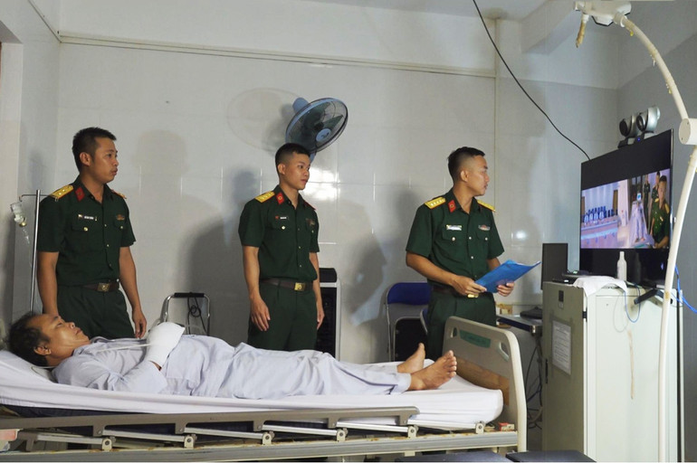 Các y, bác sĩ Bệnh xá Trường Sa hội chẩn trực tuyến với các chuyên gia đầu ngành của Bệnh viện Quân y 175 để điều trị cho ngư dân Vĩnh Văn Non sau khi cấp cứu. 1.jpg