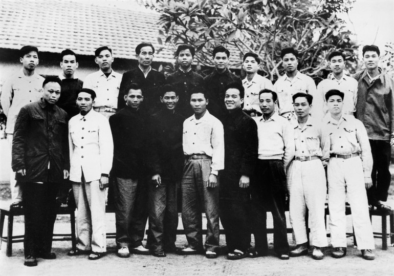 Tập thể cán bộ, thủy thủ đội tàu số 5 do thuyền trưởng Nguyễn Phan Vinh và Chính trị viên Hồ Đức Thắng chỉ huy đã vận chuyển 60 tấn vũ khí, hàng hóa chi viện chiến trường Nam bộ, tháng 12/1963. 12.jpg