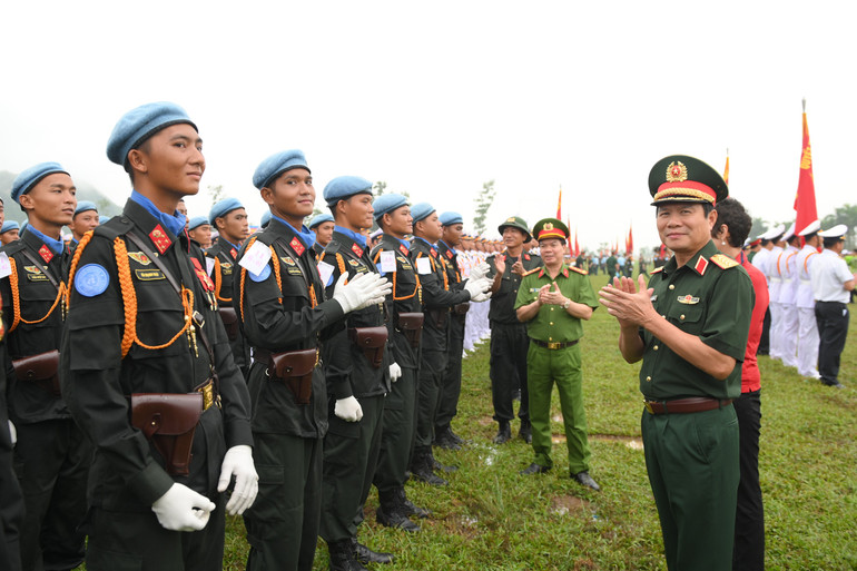 Đại tướng Nguyễn Tân Cương, Ủy viên Trung ương Đảng, Ủy viên Thường vụ Quân ủy Trung ương, Tổng Tham mưu trưởng Quân đội nhân dân Việt Nam, Thứ trưởng Quốc phòng động viên các lực lượng tham gia diễu binh, diễu hành. a80-1491.jpg