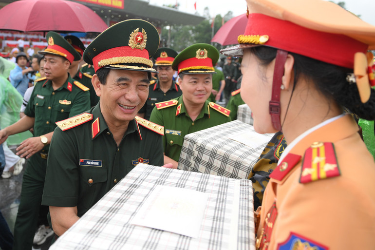 Bộ trưởng Quốc phòng Phan Văn Giang động viên các lực lượng tham gia diễu binh, diễu hành. a80-1265.jpg