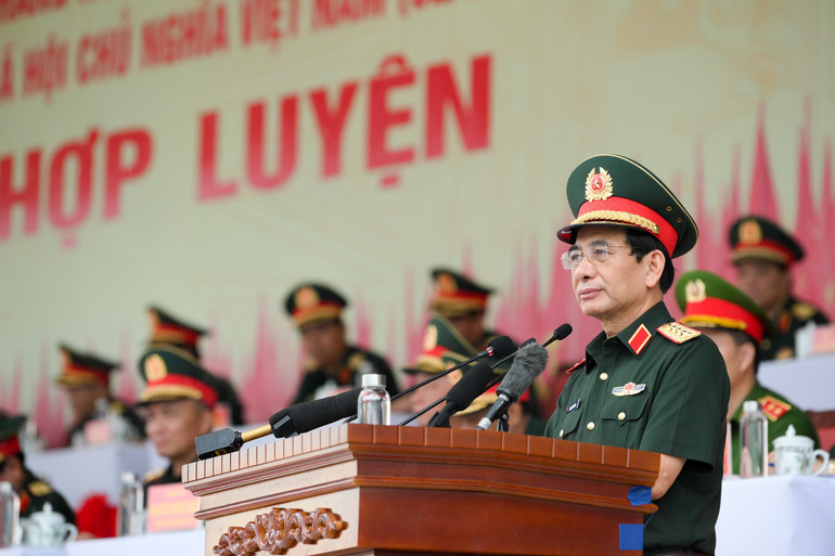 Đại tướng Phan Văn Giang, Ủy viên Bộ Chính trị, Phó Bí thư Quân ủy Trung ương, Bộ trưởng Quốc phòng phát biểu chỉ đạo. a80-1127.jpg