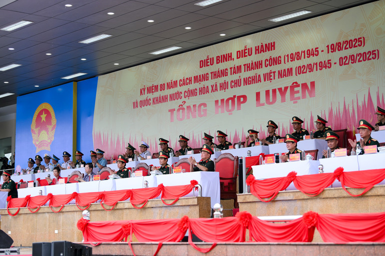 Đại tướng Phan Văn Giang cùng các đại biểu tại buổi tổng hợp luyện. a80-7963.jpg