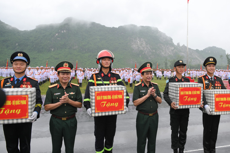 Bộ trưởng Quốc phòng Phan Văn Giang và Thứ trưởng Quốc phòng Nguyễn Tân Cương tặng quà các lực lượng tham gia diễu binh, diễu hành. a80-1366.jpg