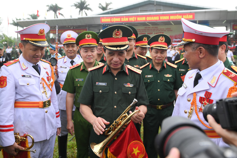Bộ trưởng Quốc phòng Phan Văn Giang động viên các lực lượng tham gia diễu binh, diễu hành. a80-1434.jpg