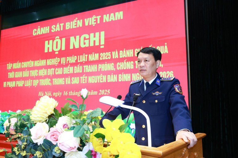 លោកវរសេនីយ៍ឯក លឿង ឌិញ ហ៊ុង អនុប្រធានអនុវត្តច្បាប់នៃកងឆ្មាំសមុទ្រវៀតណាម បានថ្លែងសុន្ទរកថាបើកកិច្ចប្រជុំ។ 2.jpg