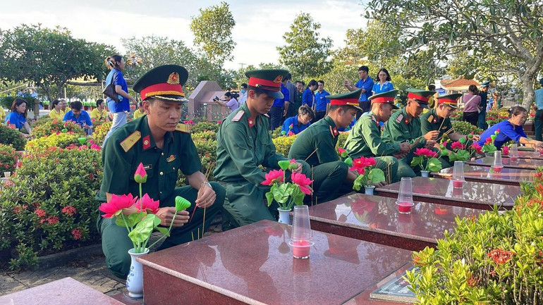 Cán bộ, chiến sĩ Tiểu đoàn 14, Lữ đoàn 596 dâng hương tại Nghĩa trang Liệt sĩ phường Long Tuyền, Cần Thơ. 2-can-bo-chien-si-tieu-doan-14-lu-doan-596-dang-huong-tai-nghia-trang-liet-si-phuong-long-tuyen-can-tho.jpg