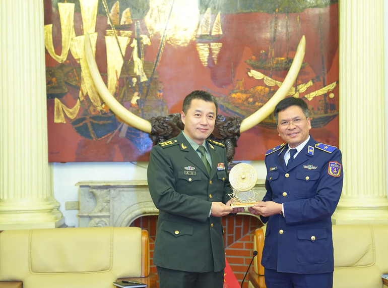 Le Dinh Cuong 소장(오른쪽)이 Khuong Ba 대령에게 기념품을 선물하고 있습니다. 4.jpg