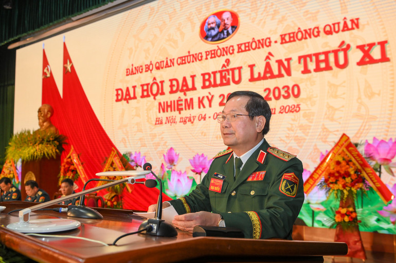 Thượng tướng Lê Huy Vịnh, Ủy viên Ban Chấp hành Trung ương Đảng, Ủy viên Quân ủy Trung ương, Thứ trưởng Bộ Quốc phòng phát biểu chỉ đạo tại Đại hội. quan-chung-pkkq-3099.jpg