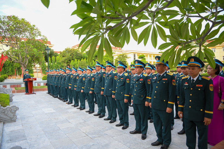 Trước khi Đại hội, các đại biểu dâng hương, báo công với Chủ tịch Hồ Chí Minh. quan-chung-pkkq-1805.jpg