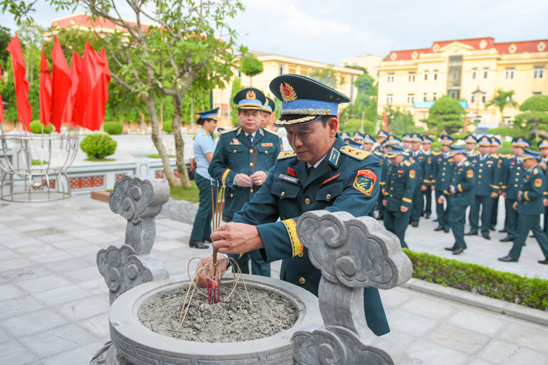 Đại biểu dâng hương. quan-chung-pkkq-1906.jpg