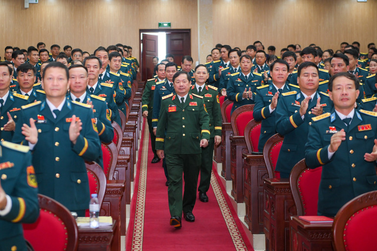 Thượng tướng Lê Huy Vịnh, Ủy viên Ban Chấp hành Trung ương Đảng, Ủy viên Quân ủy Trung ương, Thứ trưởng Quốc phòng cùng đại biểu tại Đại hội. quan-chung-pkkq-2100.jpg