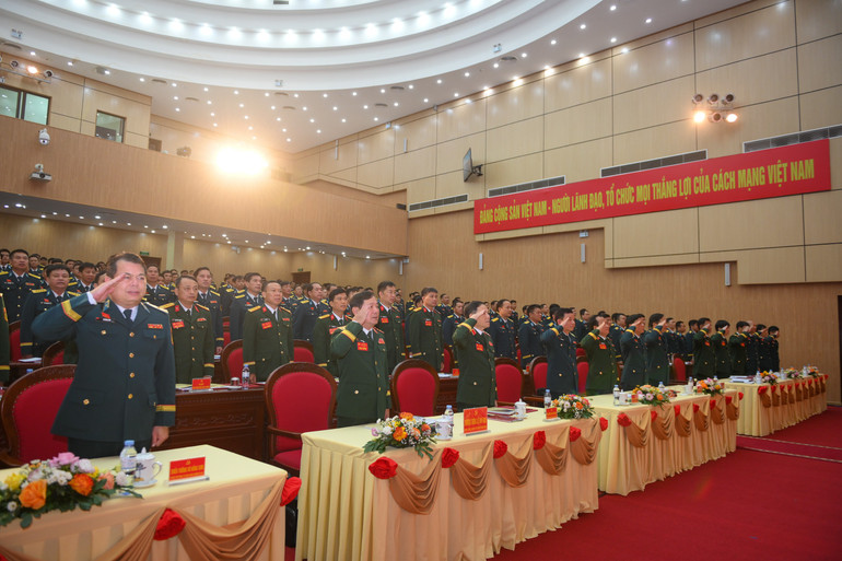 Các đại biểu thực hiện nghi thức chào cờ tại Đại hội. quan-chung-pkkq-2715.jpg