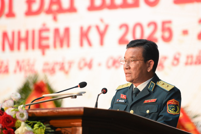 Trung tướng Trần Ngọc Quyến, Bí thư Đảng ủy, Chính ủy Quân chủng Phòng không-Không quân phát biểu đáp từ. quan-chung-pkkq-2812.jpg