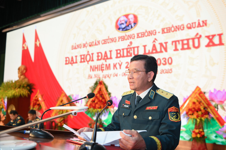 Trung tướng Trần Ngọc Quyến, Bí thư Đảng ủy, Chính ủy Quân chủng Phòng không-Không quân phát biểu khai mạc Đại hội. quan-chung-pkkq-2806.jpg