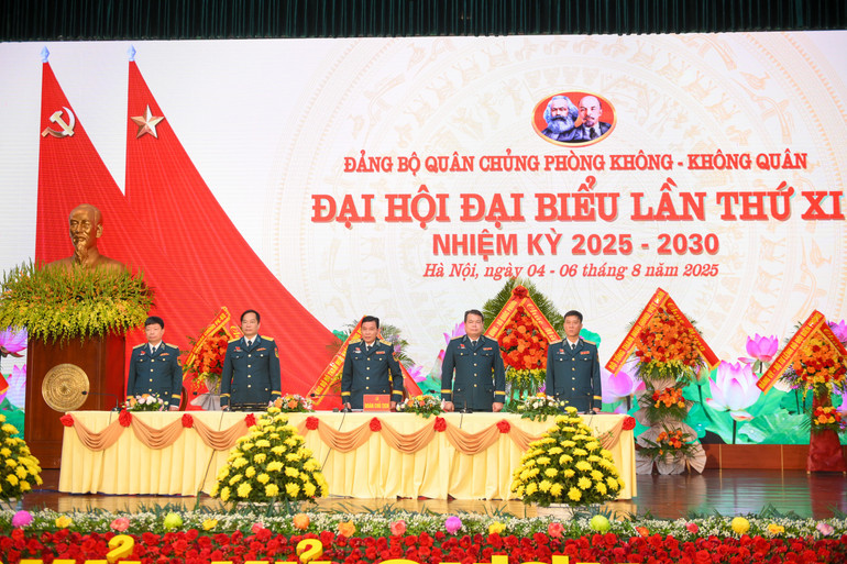 Đoàn Chủ tịch điều hành Đại hội. quan-chung-pkkq-2751.jpg