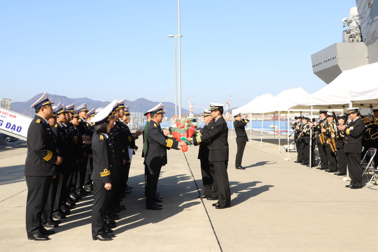 Representatives of Kure Naval Base presented flowers to welcome the Head of the working delegation and Captain of Ship 015 - Tran Hung Dao 9.jpg