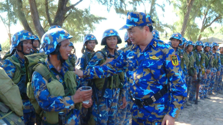 Thượng tá Bùi Xuân Bình, Chính ủy Vùng 4 Hải quân động viên cán bộ, chiến sĩ Lữ đoàn 101 thực hiện nhiệm vụ huấn luyện dã ngoại. img-1761454643698-1761456400686.jpg