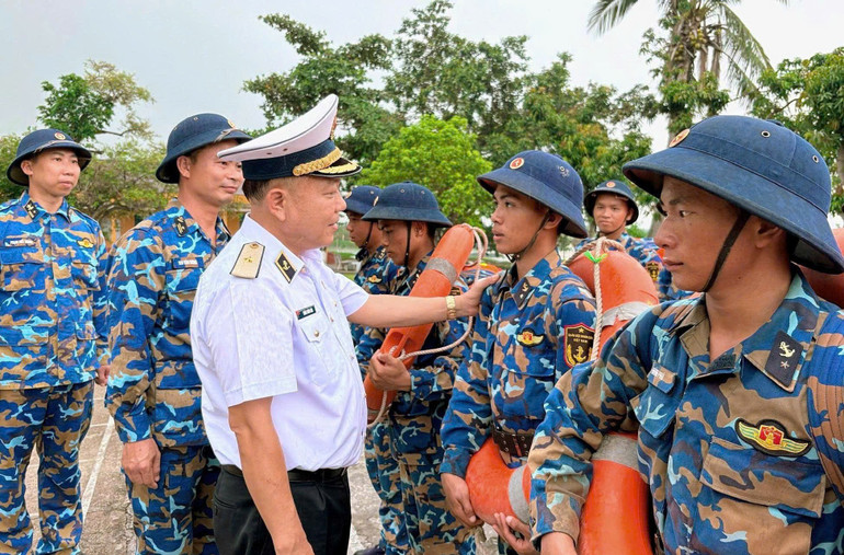 Động viên cán bộ, chiến sĩ Vùng 1 Hải quân dịp huấn luyện hiệp đồng đổ bộ đường biển. img-1761454538512-1761456388871.jpg