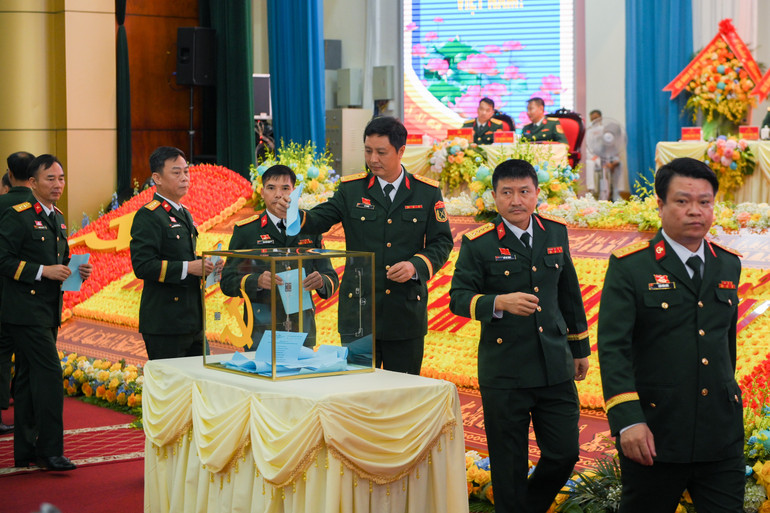 Đại biểu tiến hành bỏ phiếu. quan-khu-2-2088.jpg