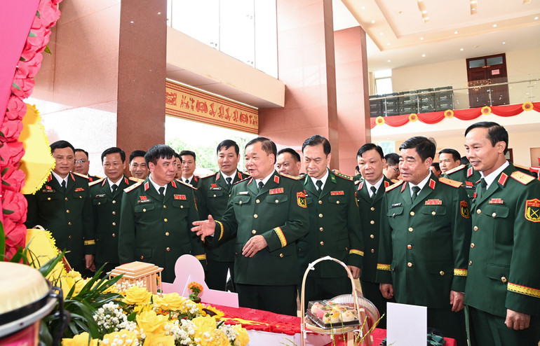 Đại biểu tham quan các gian trưng bày tại Đại hội. quan-khu-2-28.jpg