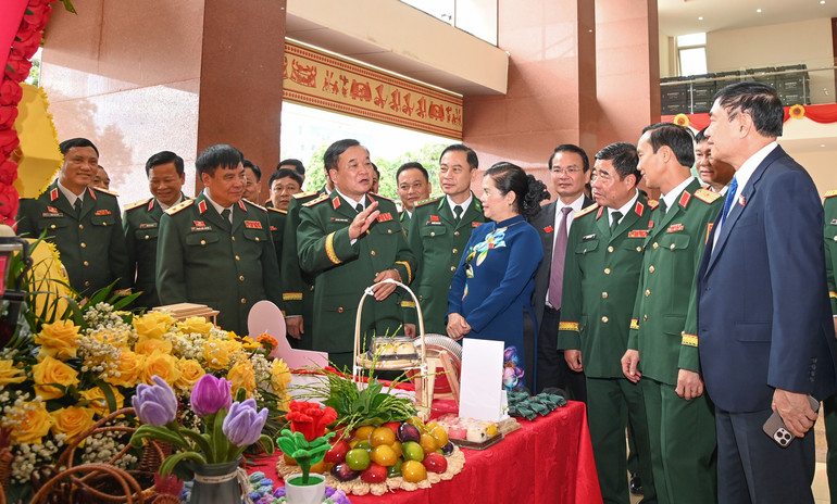 Đại biểu tham quan các gian trưng bày tại Đại hội. quan-khu-2-27.jpg