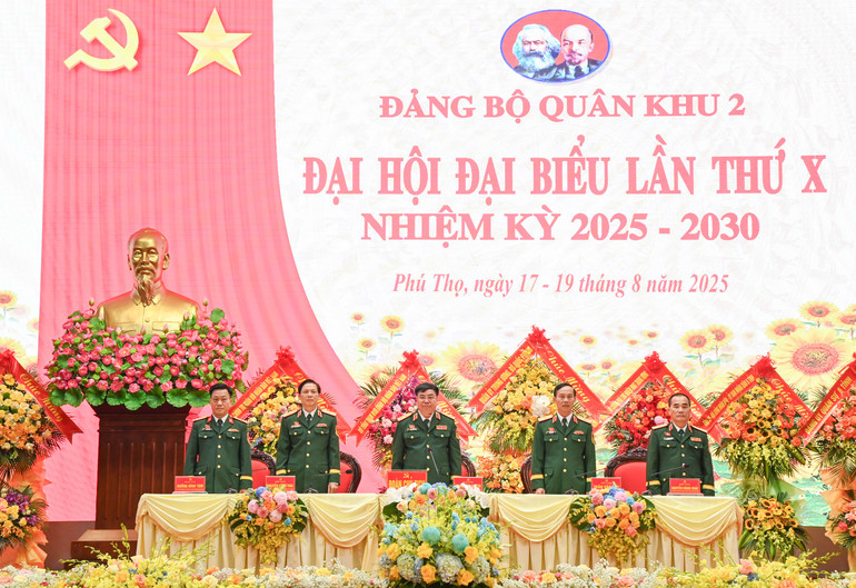 Đoàn Chủ tịch Đại hội. quan-khu-2-15.jpg