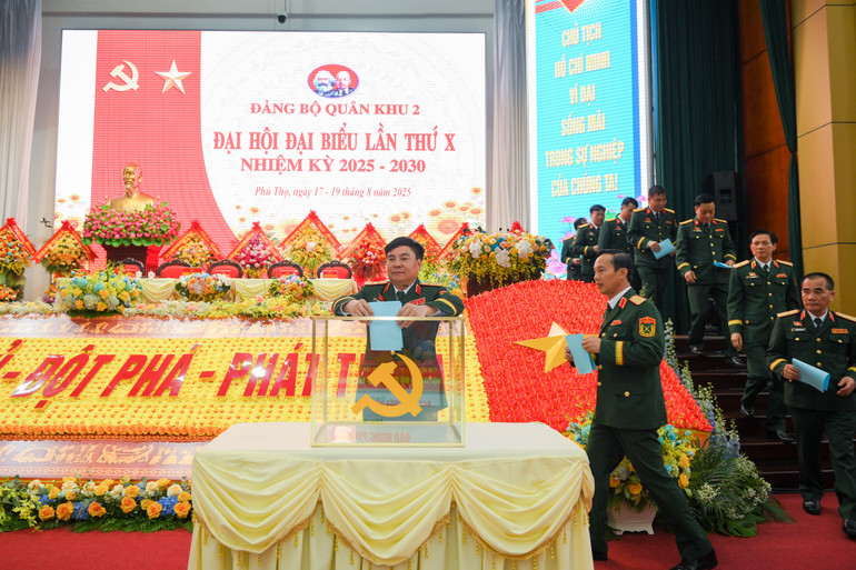 Đại biểu tiến hành bỏ phiếu. quan-khu-2-1981.jpg