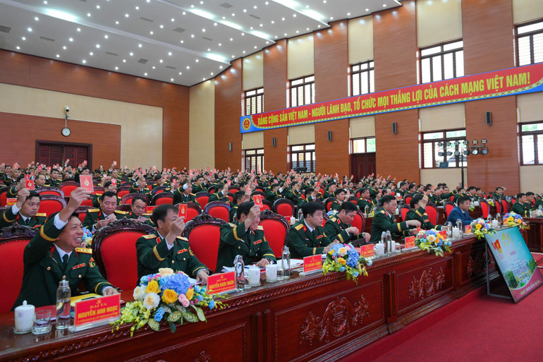 Đại biểu biểu quyết tại Đại hội. quan-khu-2-1828.jpg