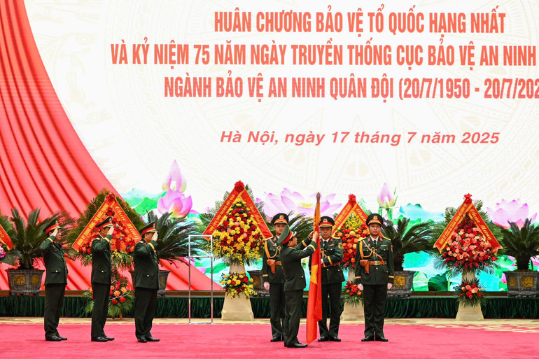 Thừa ủy quyền của Chủ tịch nước, Đại tướng Trịnh Văn Quyết gắn Huân chương Bảo vệ Tổ quốc hạng Nhất lên Quân kỳ Quyết thắng của Cục Bảo vệ an ninh Quân đội. z6814228344891-bc3608d874ae8e53ebdbedd81183d70d.jpg