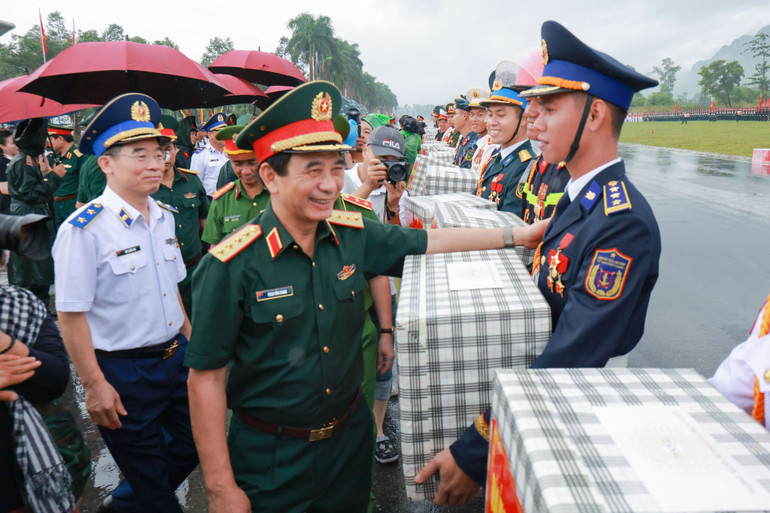 Bộ trưởng Phan Văn Giang, Ủy viên Bộ Chính trị, Phó Bí thư Quân Ủy Trung ương, Bộ trưởng Quốc phòng kiểm tra, thăm và tặng quà các chiến sĩ tham gia tổng hợp luyện diễu binh, diễu hành lần thứ 4. dai-tuong-phan-van-giang-uy-vien-bo-chinh-tri-pho-bi-thu-quan-uy-trung-uong-bo-truong-bo-quoc-phong-dong-vien-va-tang-qua-khoi-si-quan-canh-sat-bien-viet-nam-thuc-hien-nhiem-vu-a80.jpg